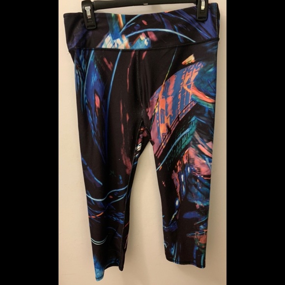 Fabletics Pants - 🎉🍏 6/$25🎉 Fabletics 3/4 length leggings (Size M)